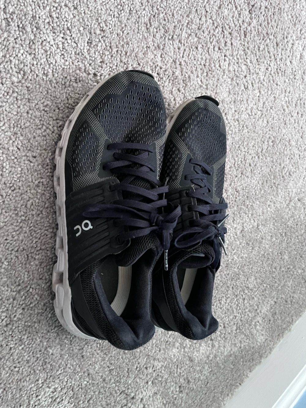 On cloud men’s shoes size 7 black and white